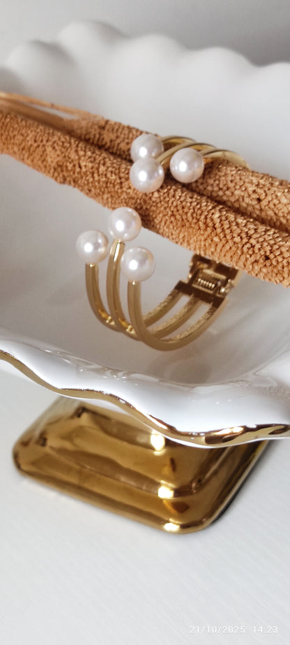 Elegant Gold-Plated Adjustable Pearl Bracelet – Modern Statement Jewellery