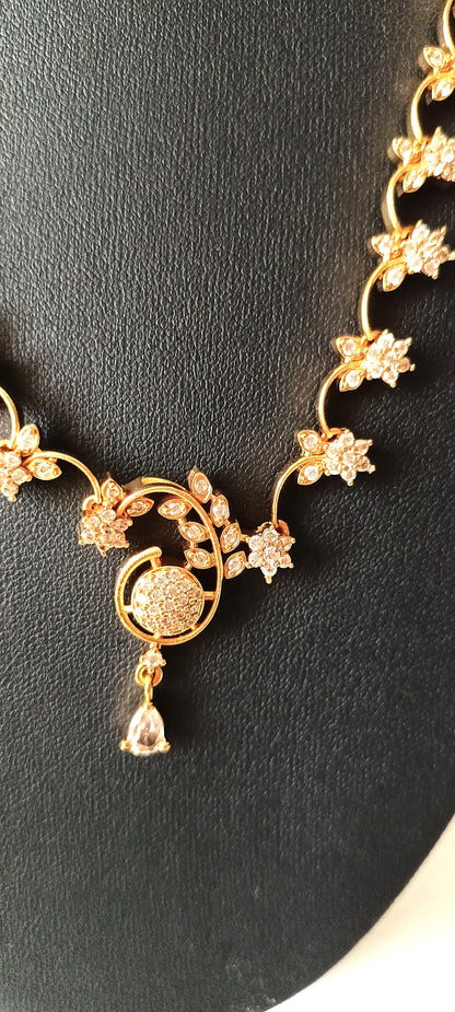 Daisy Delight Floral Gold Necklace Set