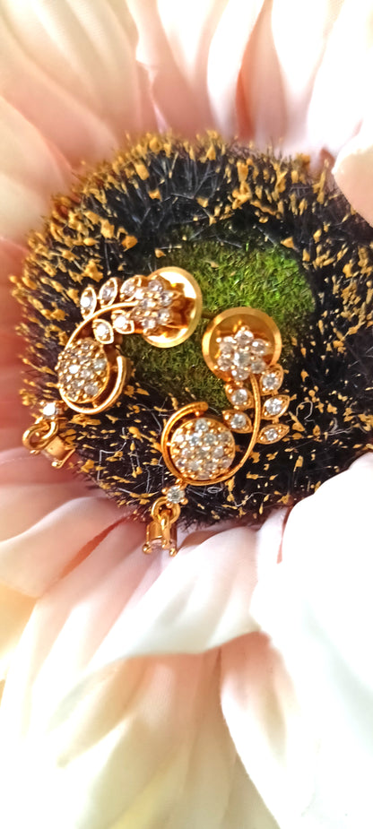 Daisy Delight Floral Gold Necklace Set