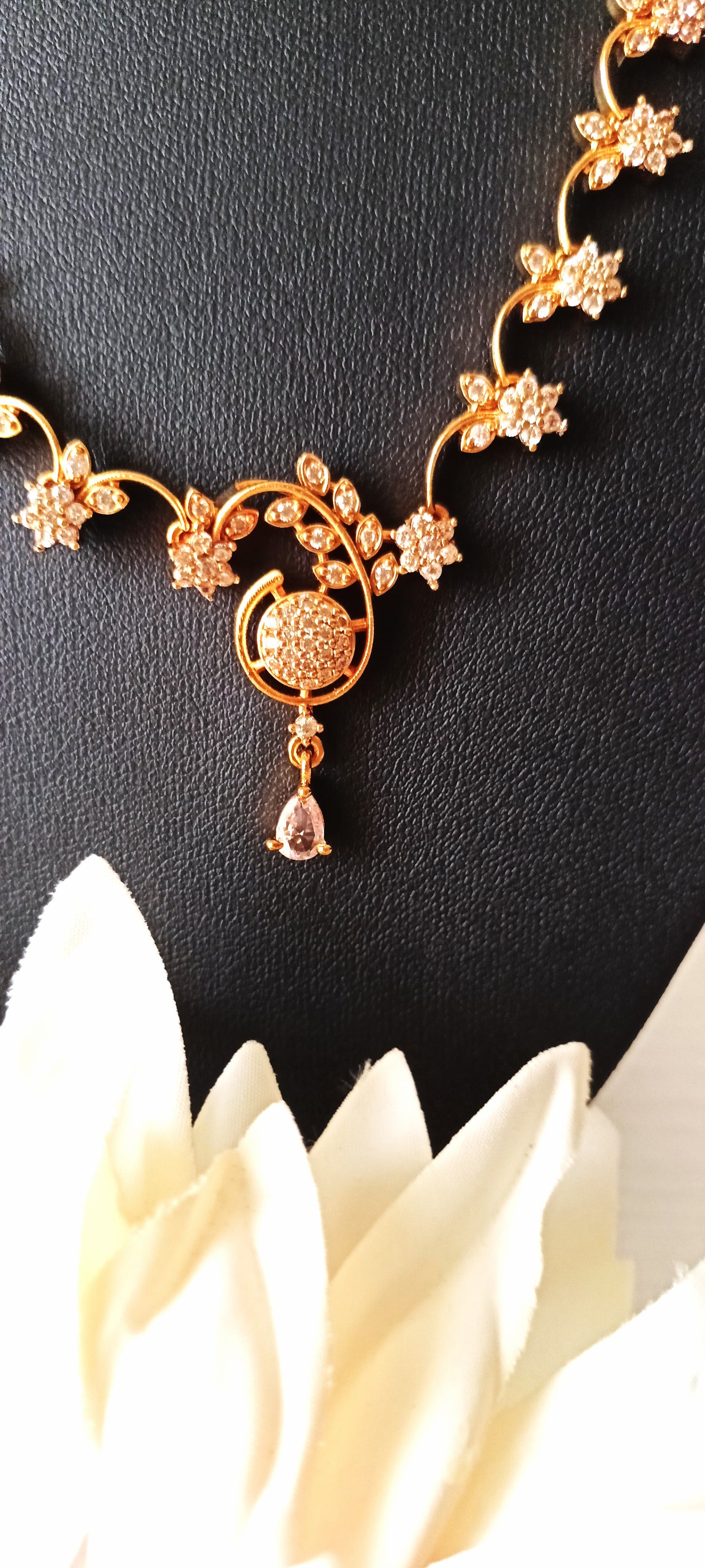Daisy Delight Floral Gold Necklace Set