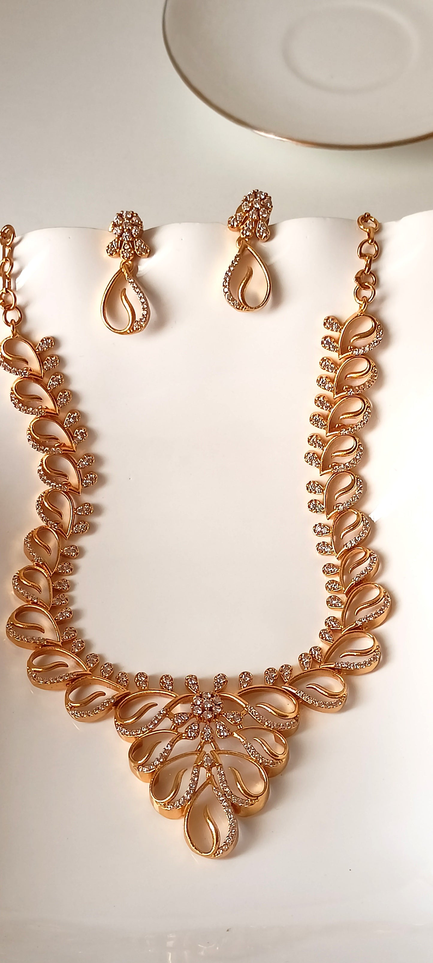 Elegant Paisley Gold-Plated Necklace Set with Matching Earrings