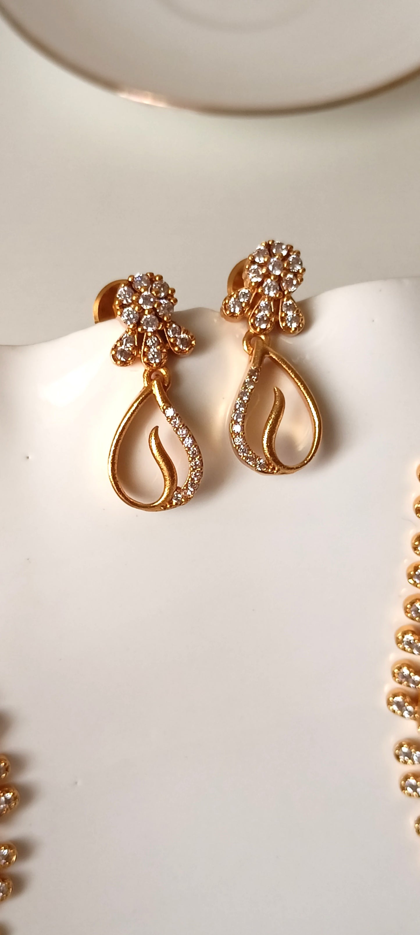 Elegant Paisley Gold-Plated Necklace Set with Matching Earrings