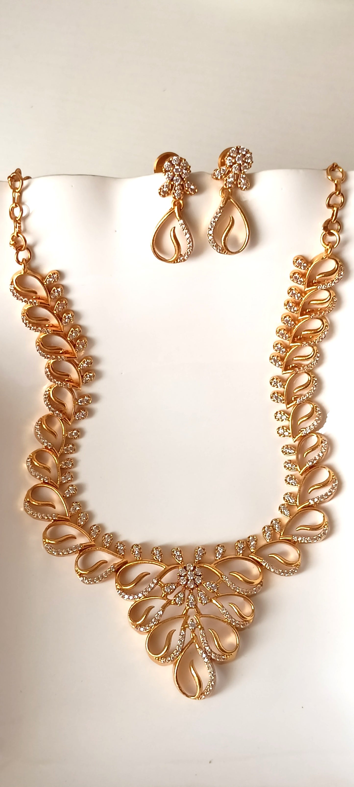 Elegant Paisley Gold-Plated Necklace Set with Matching Earrings