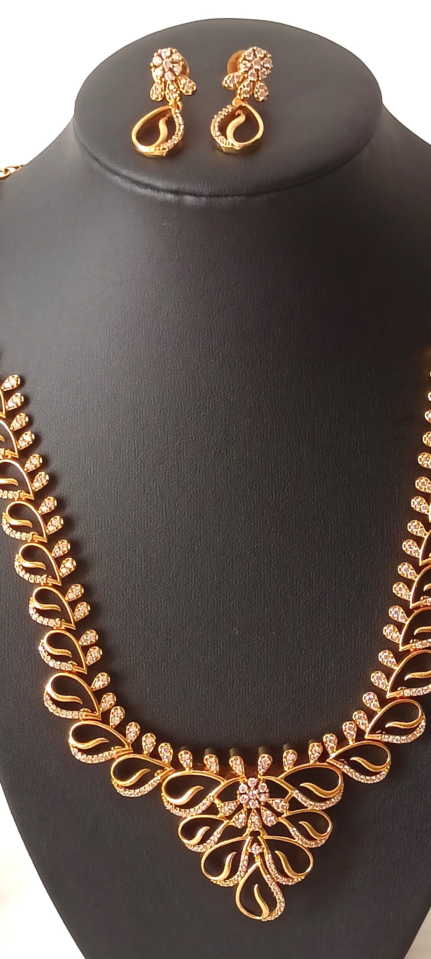 Elegant Paisley Gold-Plated Necklace Set with Matching Earrings