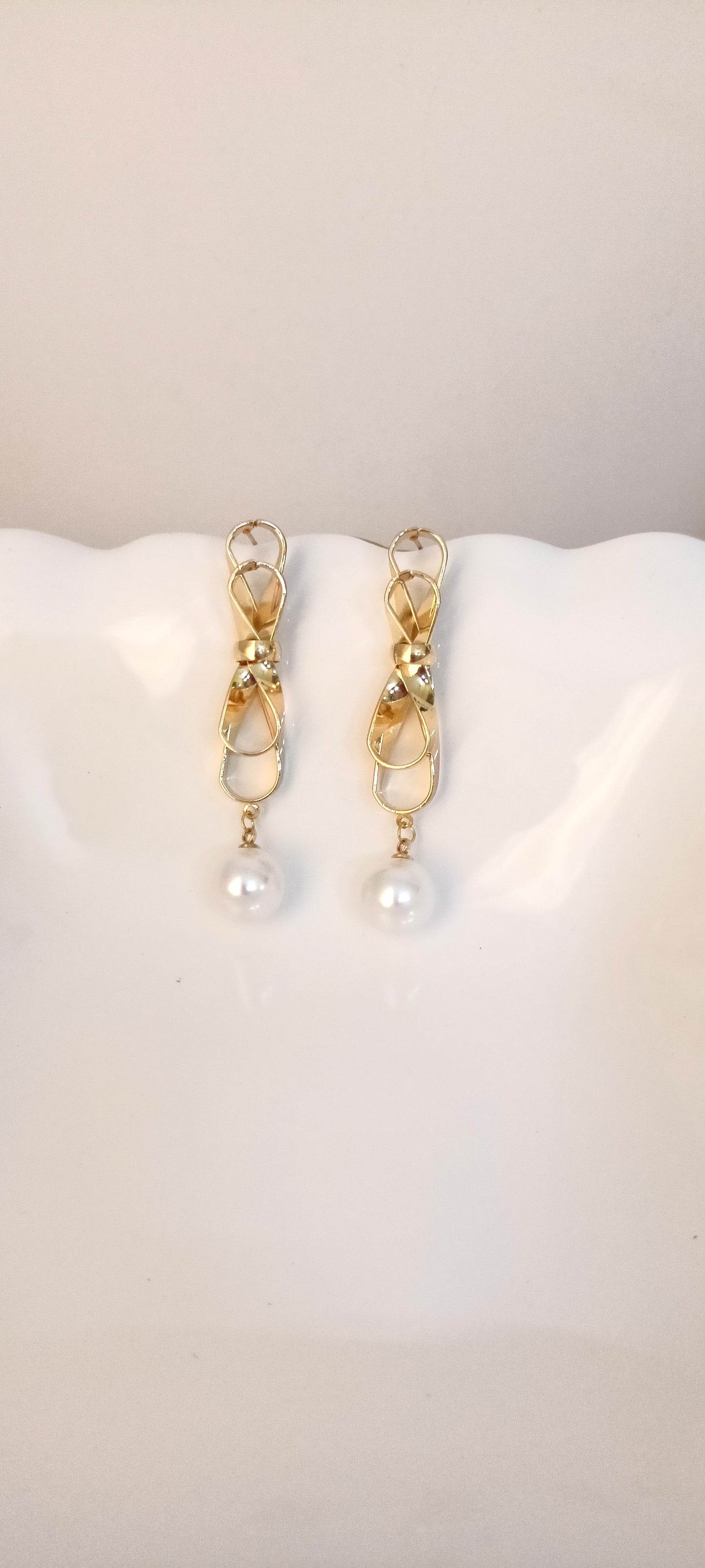 Gold Ribbon Loop Drop Earrings with Pearl (L-6.5 cm)