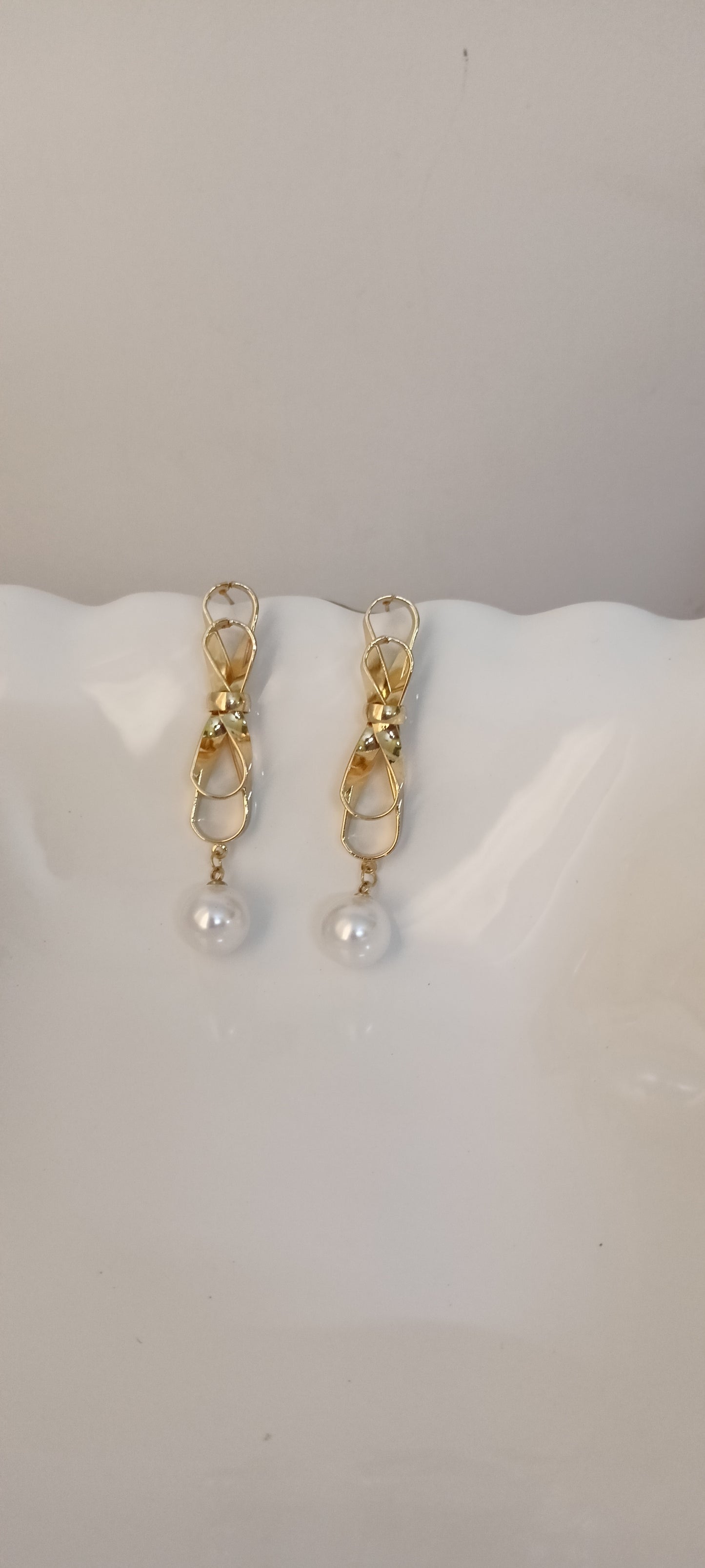 Gold Ribbon Loop Drop Earrings with Pearl (L-6.5 cm)