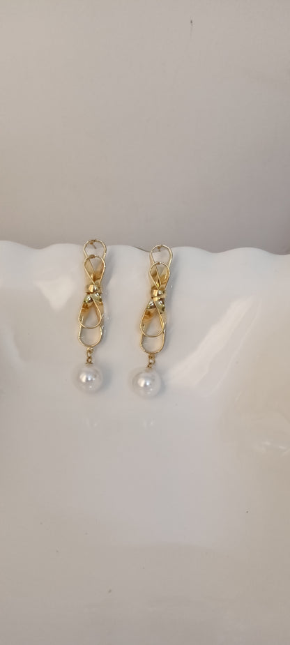Gold Ribbon Loop Drop Earrings with Pearl (L-6.5 cm)