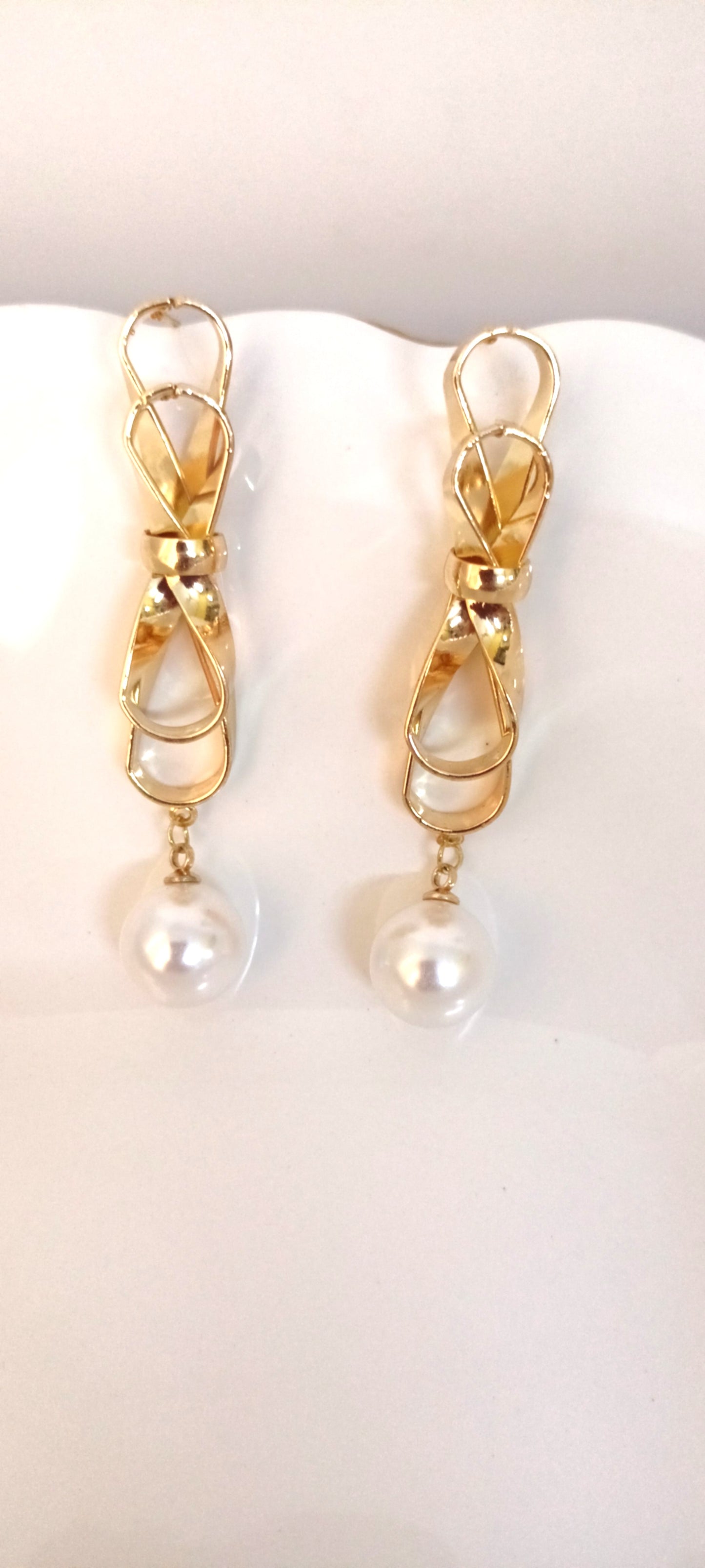 Gold Ribbon Loop Drop Earrings with Pearl (L-6.5 cm)