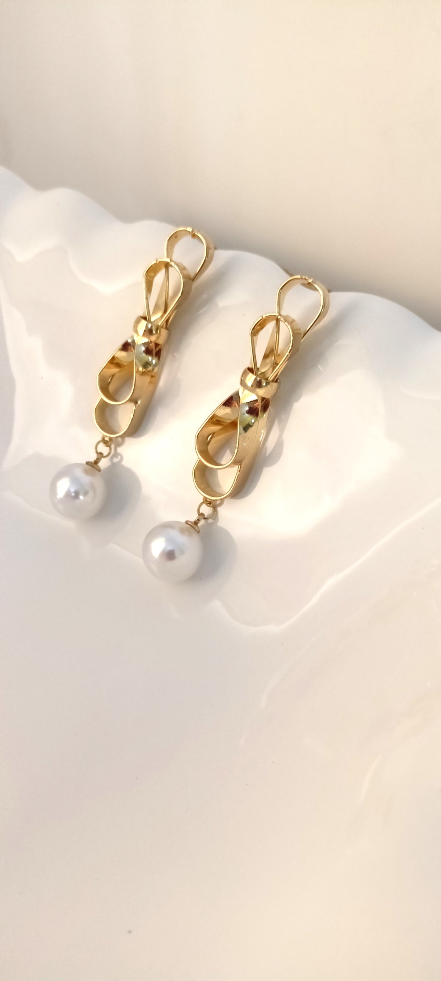 Gold Ribbon Loop Drop Earrings with Pearl (L-6.5 cm)