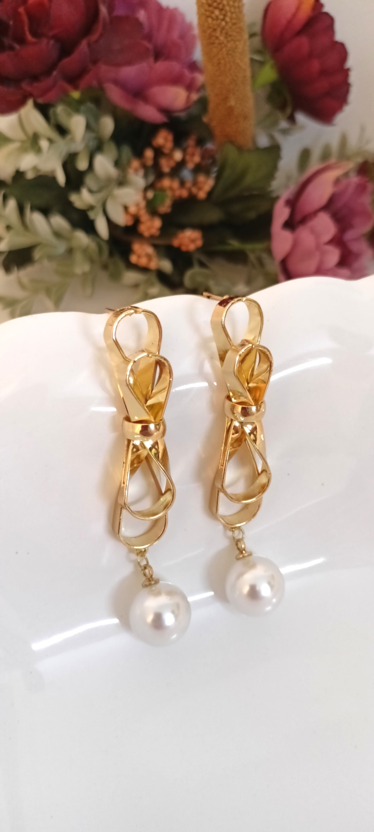 Gold Ribbon Loop Drop Earrings with Pearl (L-6.5 cm)