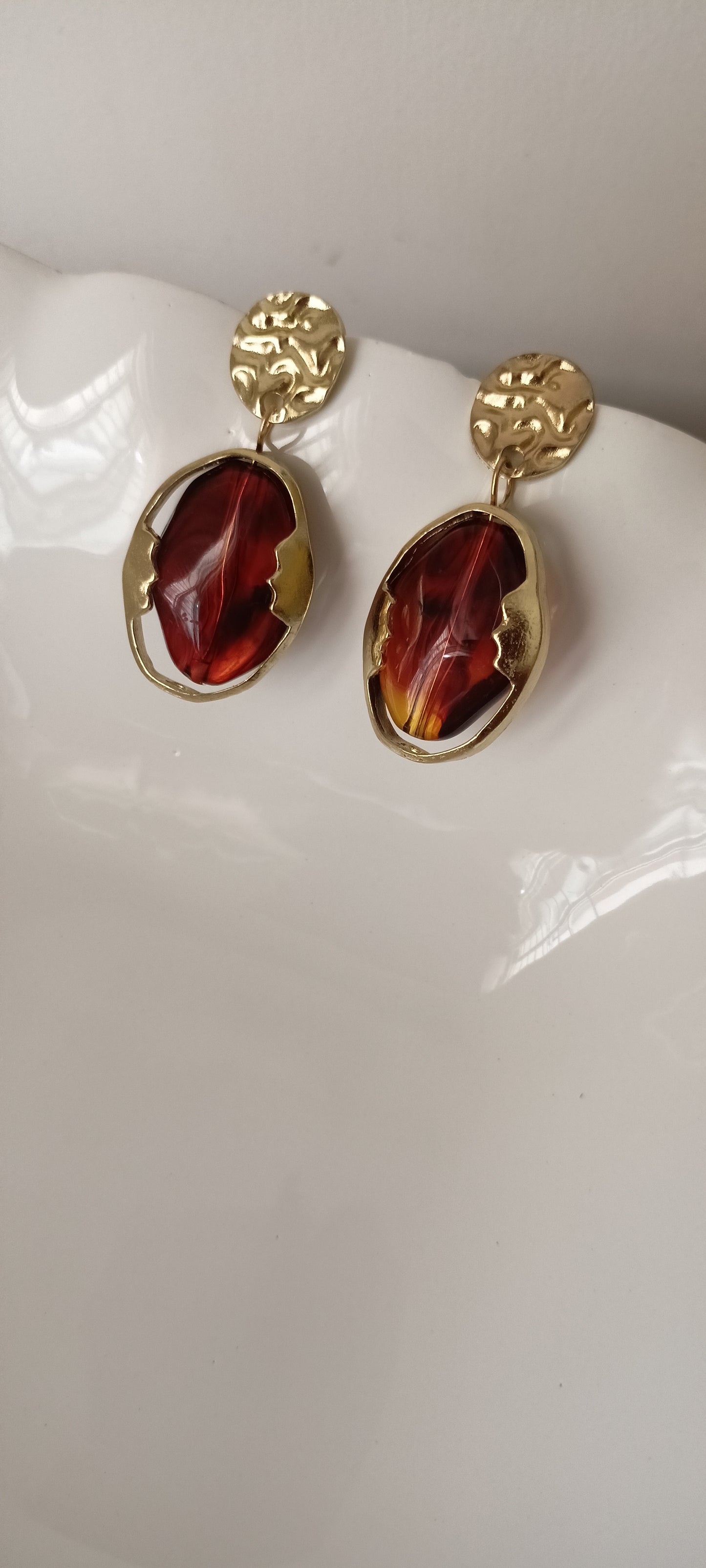 Artistic Profile Gold Drop Earrings with Amber-Tone Acrylic
