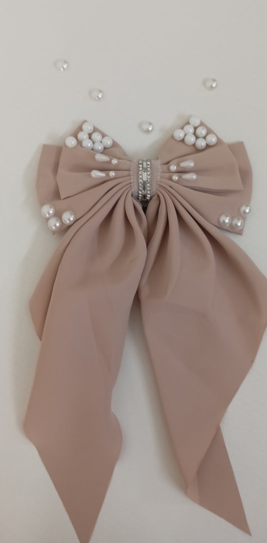 Elegant Pearl-Embellished Bow Hair Band
